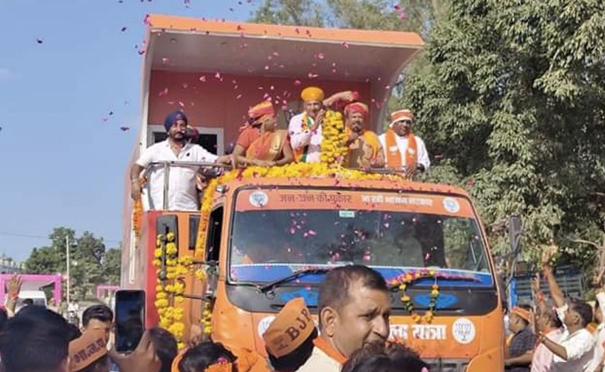 बेणेश्वर धाम से गढ़ी के लिए रवाना हुई भाजपा की परिवर्तन यात्रा, बुलडोजर से बरसाए गए फूल