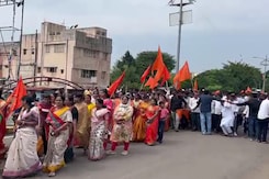 नेता विपक्ष ने मराठा आरक्षण के मुद्दे पर विधानसभा का विशेष सत्र बुलाने की मांग की नेता विपक्ष ने मराठा आरक्षण के मुद्दे पर विधानसभा का विशेष सत्र बुलाने की मांग की