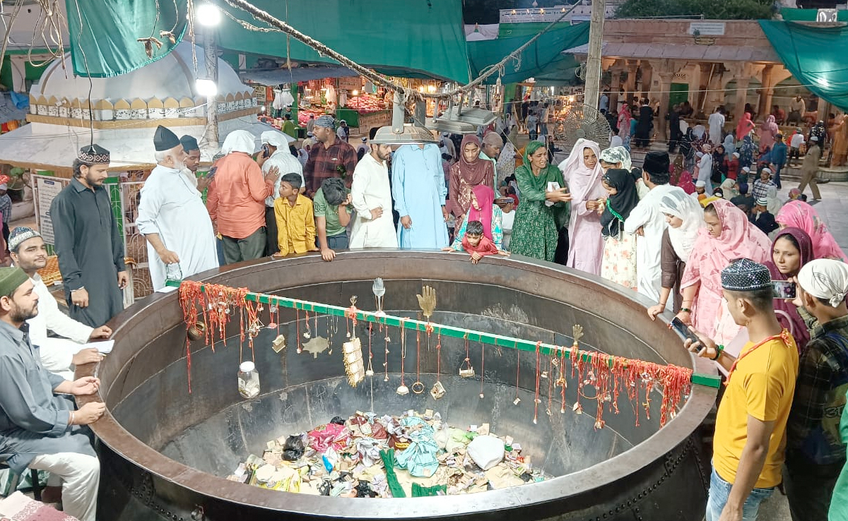 ख्वाजा गरीब नवाज दरगाह: दुनिया के सबसे बड़े डेग में एक बार में पकता है 4800 KG चावल