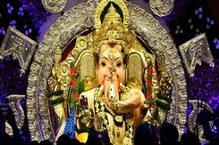 गणेश चतुर्थी : मुंबई के सबसे अमीर गणपति 66 किलो सोना और 336 किलो चांदी से बने हैं बप्पा गणेश चतुर्थी : मुंबई के सबसे अमीर गणपति 66 किलो सोना और 336 किलो चांदी से बने हैं बप्पा