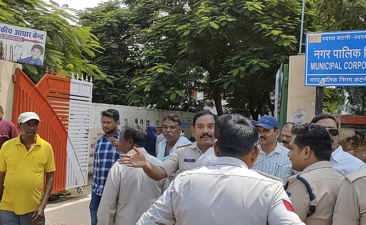 नगर निगम कर्मी ने घर में लगाई फांसी, भड़के परिजनों ने शव लेटा कर किया विरोध प्रदर्शन