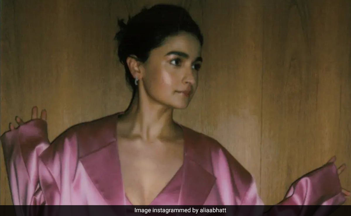 "That Chin Is Photoshopped:" The Internet Shreds Alia Bhatt's Vogue Cover. Pic Inside