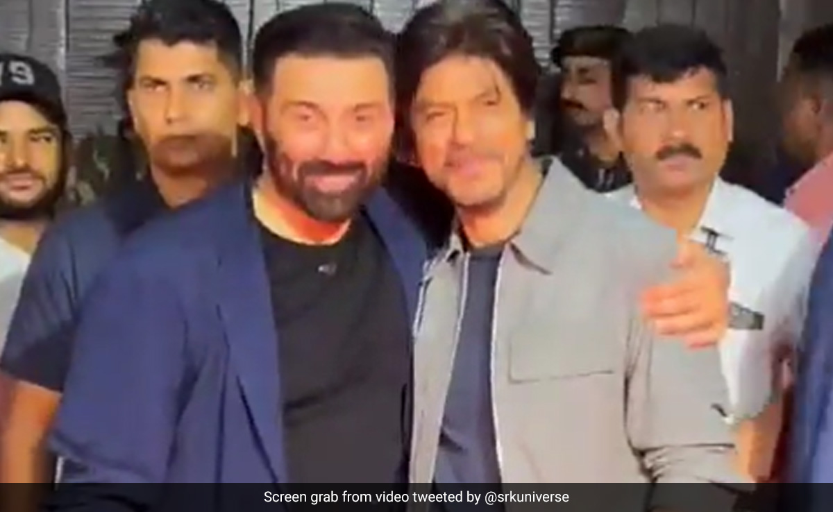 VIDEO: गदर 2 के 'तारा सिंह' से मिला 'जवान', पैपराजी के सामने पहली बार शाहरुख खान के साथ सनी देओल ने दिए पोज