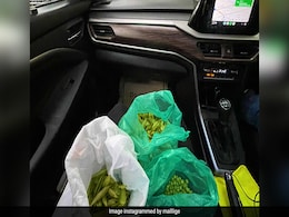 ट्रैफिक में फंसी महिला ने कार में बैठकर छीली मटर, वायरल हुई फोटो पर यूजर्स ने किए मजेदार कमेंट्स ट्रैफिक में फंसी महिला ने कार में बैठकर छीली मटर, वायरल हुई फोटो पर यूजर्स ने किए मजेदार कमेंट्स