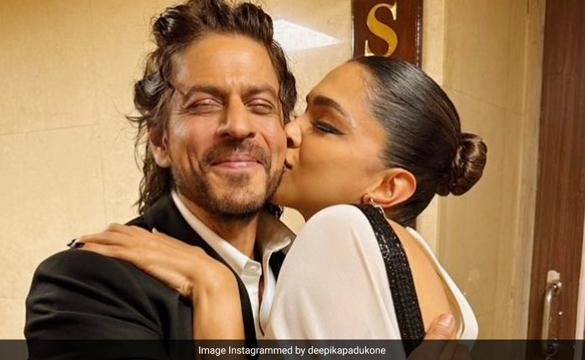 Shah Rukh Khan And Deepika Padukone's Aww-Dorable Moment Prompts This Reaction From Ranveer Singh