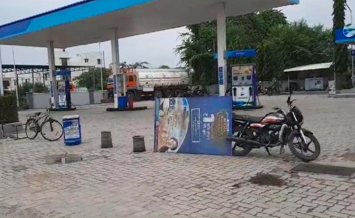 पाकिस्तान : जनता पर महंगाई की मार, पेट्रोल प्रति लीटर 26.02 तो डीजल 17.34 रुपये हुआ महंगा