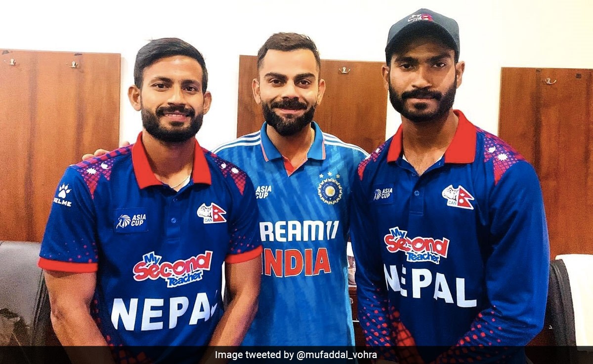 नेपाली क्रिकेटरों को क्रिकेट गुर सिखाते किंग कोहली, तस्वीर देख लोगों ने कहा- यूं ही कोई महान नहीं बन जाता!