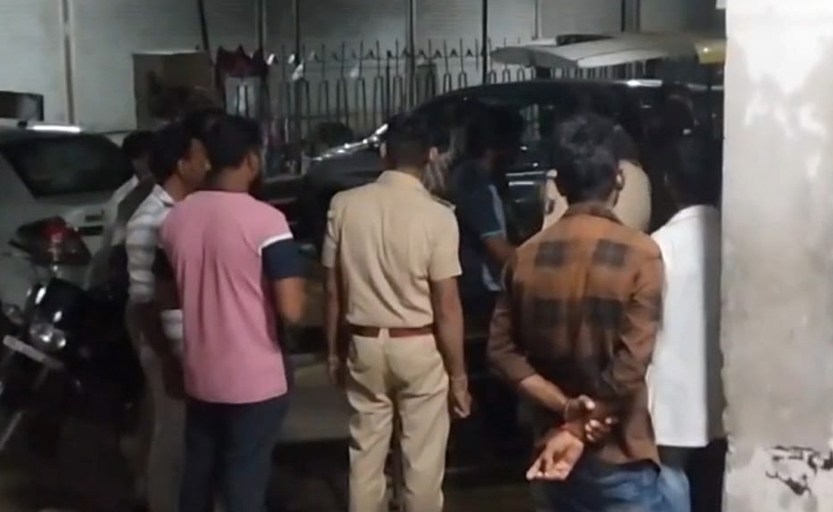 अधेड़ की रहस्यमयी मौत, पुलिस ने हत्या के शक में मकान मालिक को किया गिरफ्तार