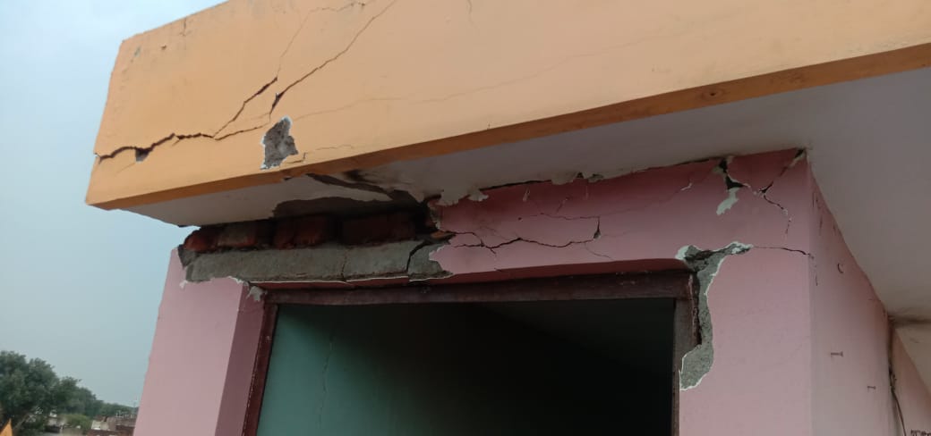 MP News: शिवपुरी में हुई मूसलाधार बारिश के बीच घर पर गिरी बिजली, जानें मामला 