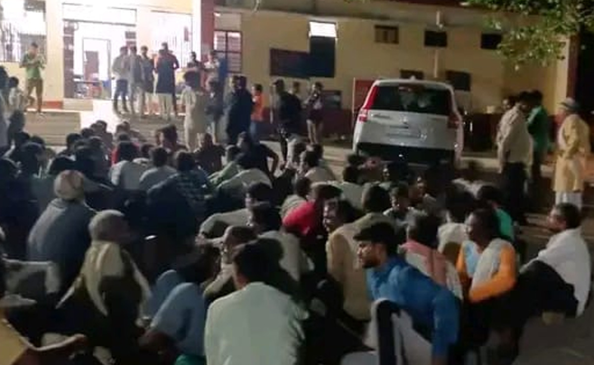 छतरपुर : नाबालिग से हुई छेड़छाड़ के खिलाफ विधायक का प्रदर्शन, थाने के सामने दिया धरना