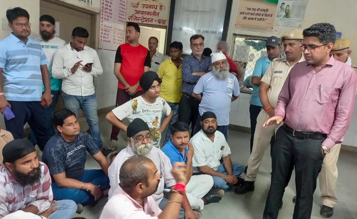 अस्पताल में महिला की मौत से गुस्साए परिजन धरने पर बैठ गए तो चिकित्सकों ने किया कार्य बहिष्कार