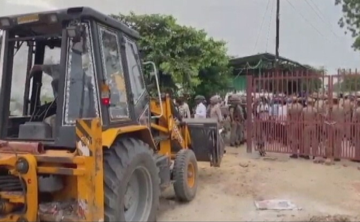 Protesters, Cops Clash In Agra After Anti-Encroachment Drive At Religious Group's Campus