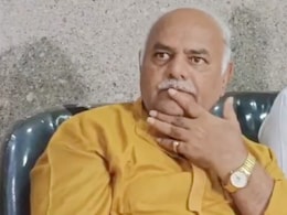 Protesting Sugarcane Farmers Throw Slippers At Karnataka Minister's Car