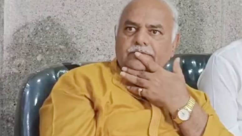 Protesting Sugarcane Farmers Throw Slippers At Karnataka Minister's Car