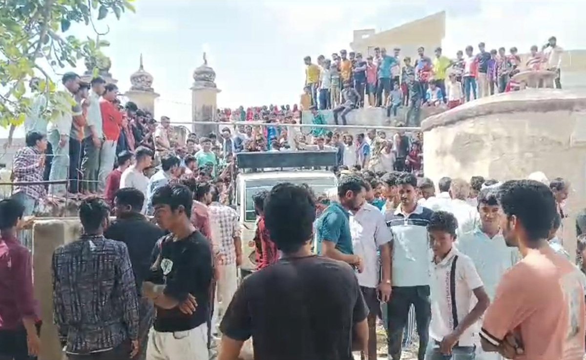 कुएं में मिला लापता नाबालिग बालिका का शव, दुष्कर्म की आशंका, परिजनों ने किया हंगामा