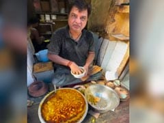 Food Vlogger Questions Chaat Vendor About His Work, Watch His Angry Response Food Vlogger Questions Chaat Vendor About His Work, Watch His Angry Response