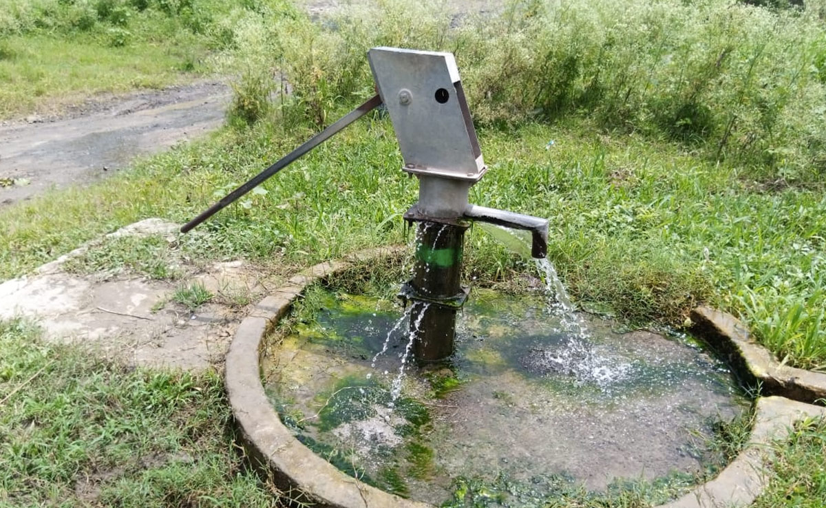बिना चलाए ही हैंडपंप से निकल रहा पानी, क्या है सीहोर के इस अजीबोगरीब नल की कहानी?