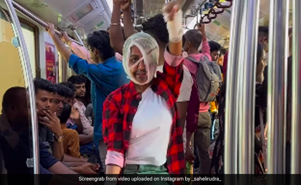 Viral Video : महिला ने मेट्रो में किया धमाल, शाहरुख की कॉपी कर लोगों का दिल जीता