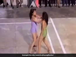 लड़कियों ने गर्ल्स हॉस्टल में किया ऐसा डांस, बड़े से बड़े रियलिटी शो भी हो जाएंगे फेल लड़कियों ने गर्ल्स हॉस्टल में किया ऐसा डांस, बड़े से बड़े रियलिटी शो भी हो जाएंगे फेल