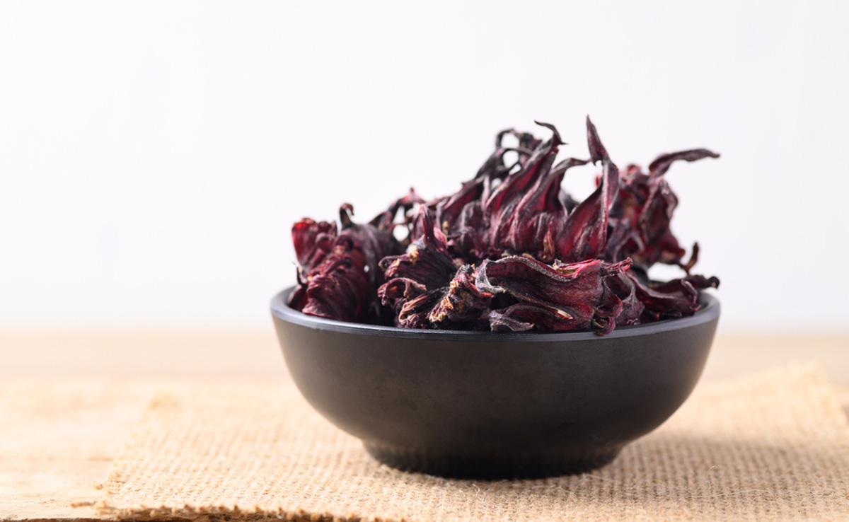 गुलाब से भी ज्यादा खूबसूरती बढ़ाता है यह लाल फूल, चेहरे पर आ जाता है नूर 