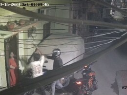 दिल्ली में मोटरसाइकिल सवार बदमाशों ने खड़ी कार में मारी टक्कर, फिर कहासुनी के बाद तानी पिस्टल दिल्ली में मोटरसाइकिल सवार बदमाशों ने खड़ी कार में मारी टक्कर, फिर कहासुनी के बाद तानी पिस्टल