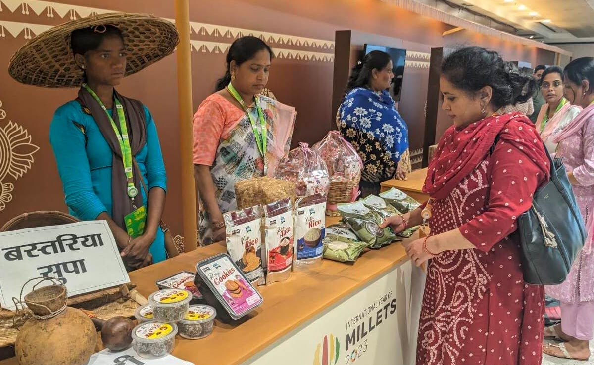 G-20 में आईं फर्स्ट लेडीज को बस्तर की महिलाओं ने दिया Millets का उपहार