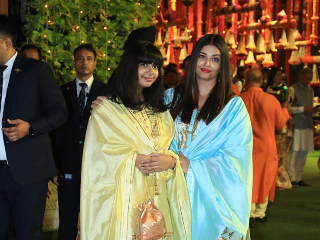 Almost Couldn't Tell Aishwarya And Aaradhya Apart At Ambanis' Ganesh Chaturthi