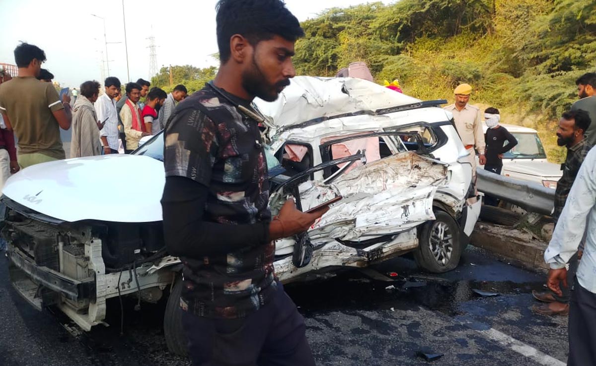 सड़क दुर्घटना में एक ही परिवार के 4 लोगों की दर्दनाक मौत, टायर फटने से हुआ हादसा