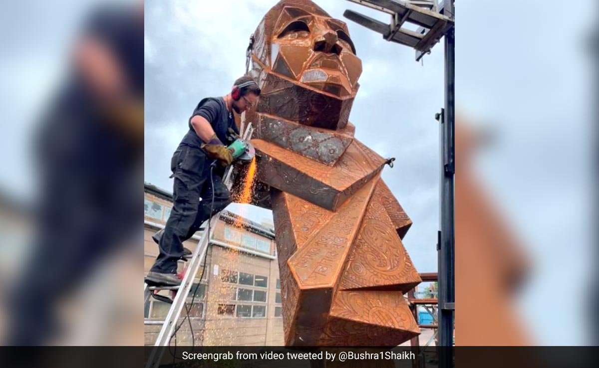 UK To Unveil 'World's First' Sculpture Celebrating Women Who Wear Hijab