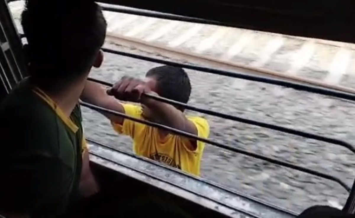 बेगूसराय : चलती ट्रेन में चोरी कर भाग रहा युवक खिड़की से लटका, लोगों ने ऐसे दबोचा