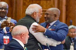 G20 Summit: PM मोदी ने बीच में रोका भाषण, इस नेता को लगाया गले, देखते रह गए सब G20 Summit: PM मोदी ने बीच में रोका भाषण, इस नेता को लगाया गले, देखते रह गए सब