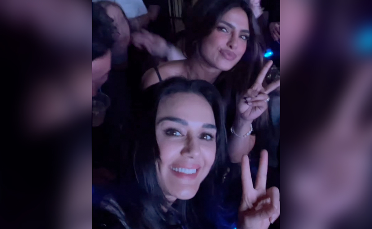 "Amazing Host" Priyanka Chopra And Preity Zinta Had This Much Fun At Jonas Brothers Concert