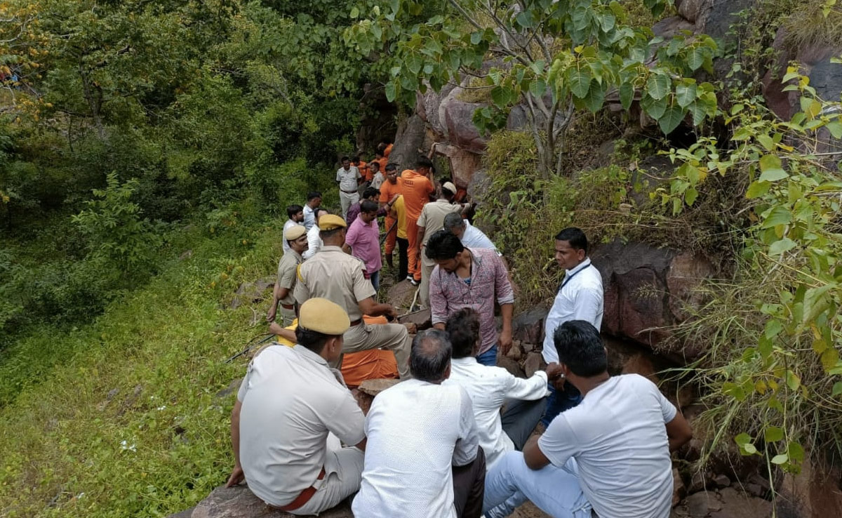 प्रतापगढ़ : शिकार के लिए गया युवक 4 दिन से गुफे में फंसा, 4 घंटे के रेस्क्यू ऑपरेशन के बाद भी कोई सुराग नहीं