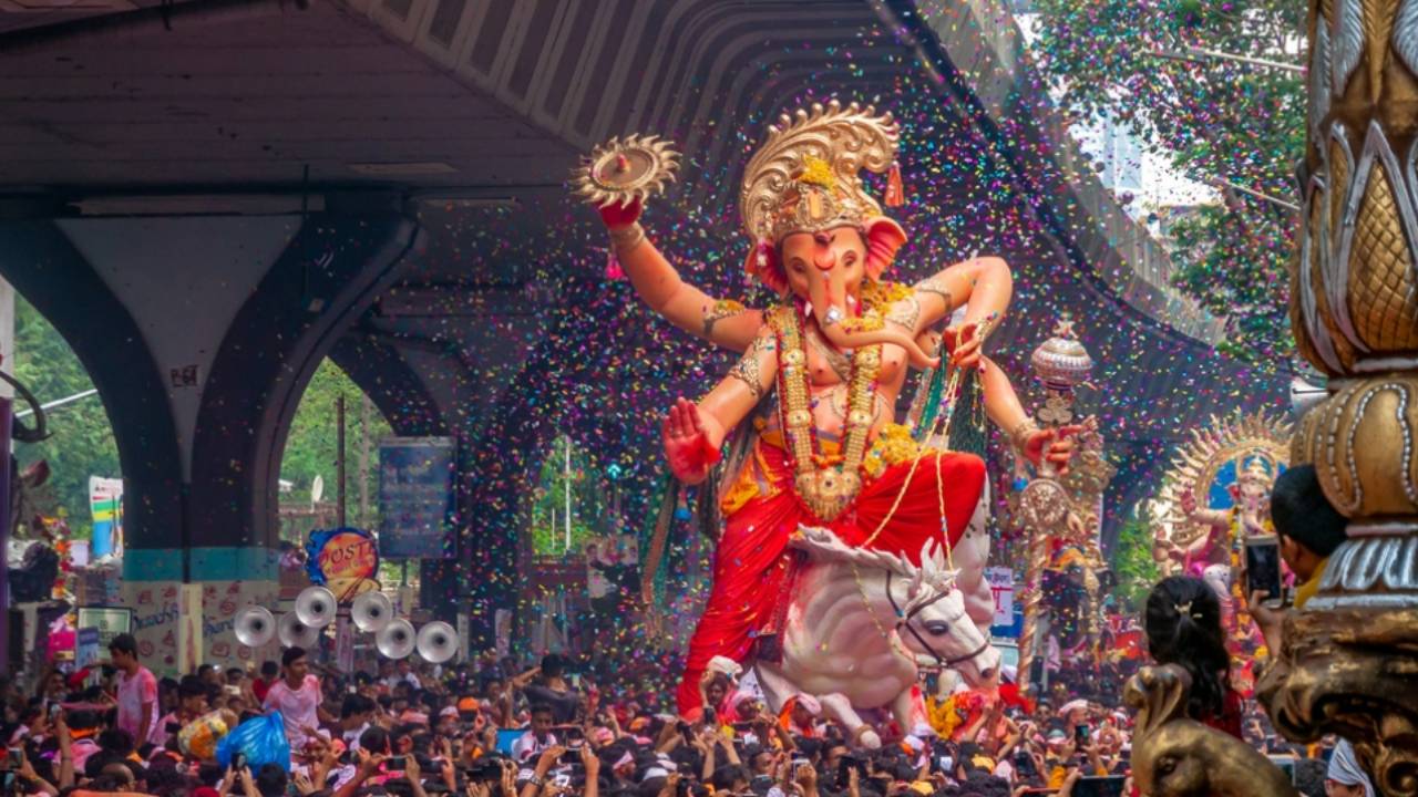 Maharashtra में Ganesh Chaturthi की धूम, Bollywood Stars पर चढ़ा बप्पा का खुमार