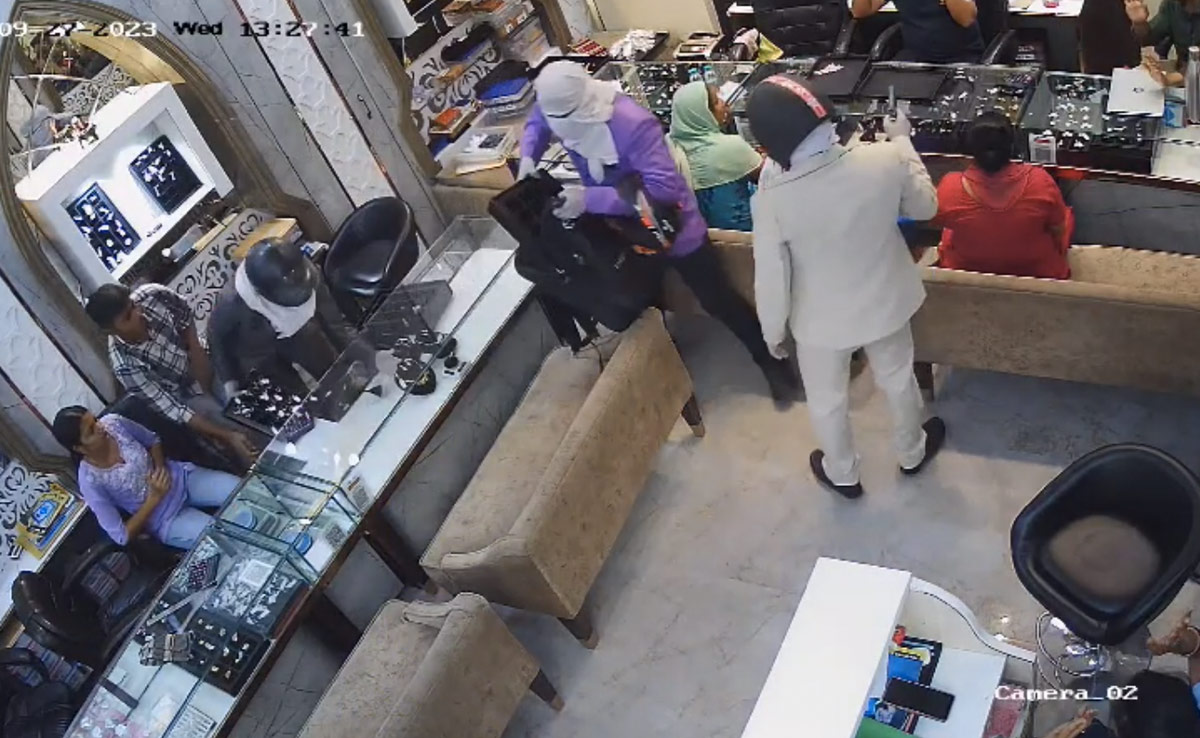 दिल्ली के समयपुर बदली में ज्वेलरी शॉप को लूटने सूट पहनकर आए थे लुटेरे, CCTV ने रिकॉर्ड की पूरी वारदात
