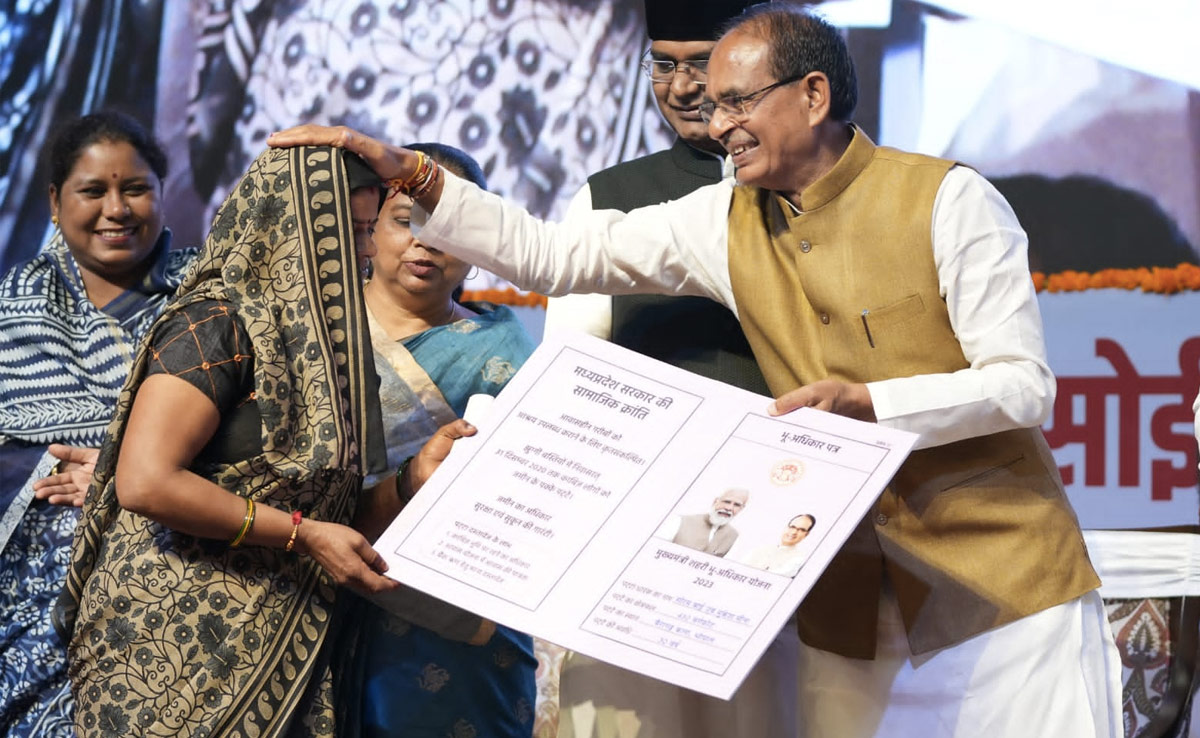 चुनाव से पहले शिवराज सरकार का बड़ा दांव, एक को छोड़कर सभी विभागों में महिलाओं को 35% आरक्षण