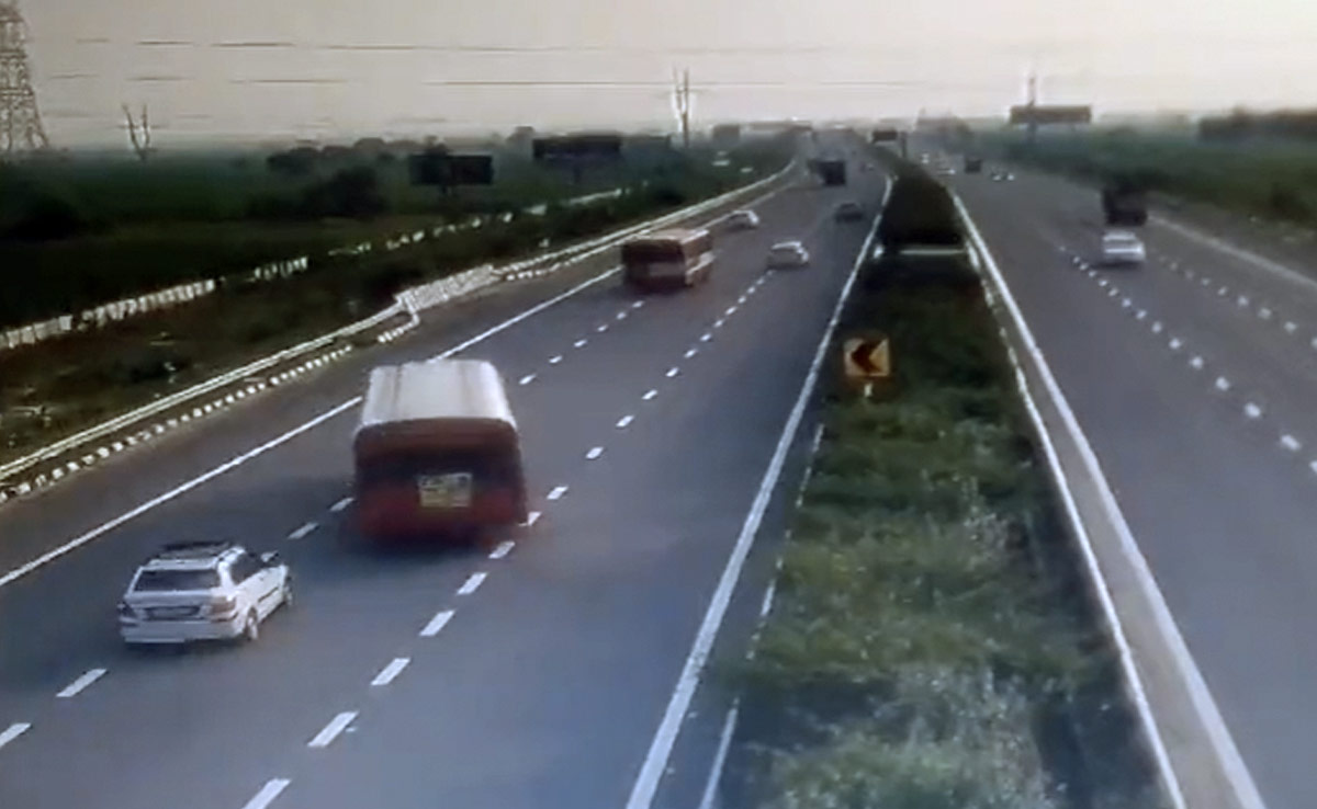 गाजियाबाद में दिल्ली-मेरठ एक्सप्रेस वे से बस रेलिंग को तोड़ती हुई खेतों में जा गिरी, 18-20 यात्री घायल