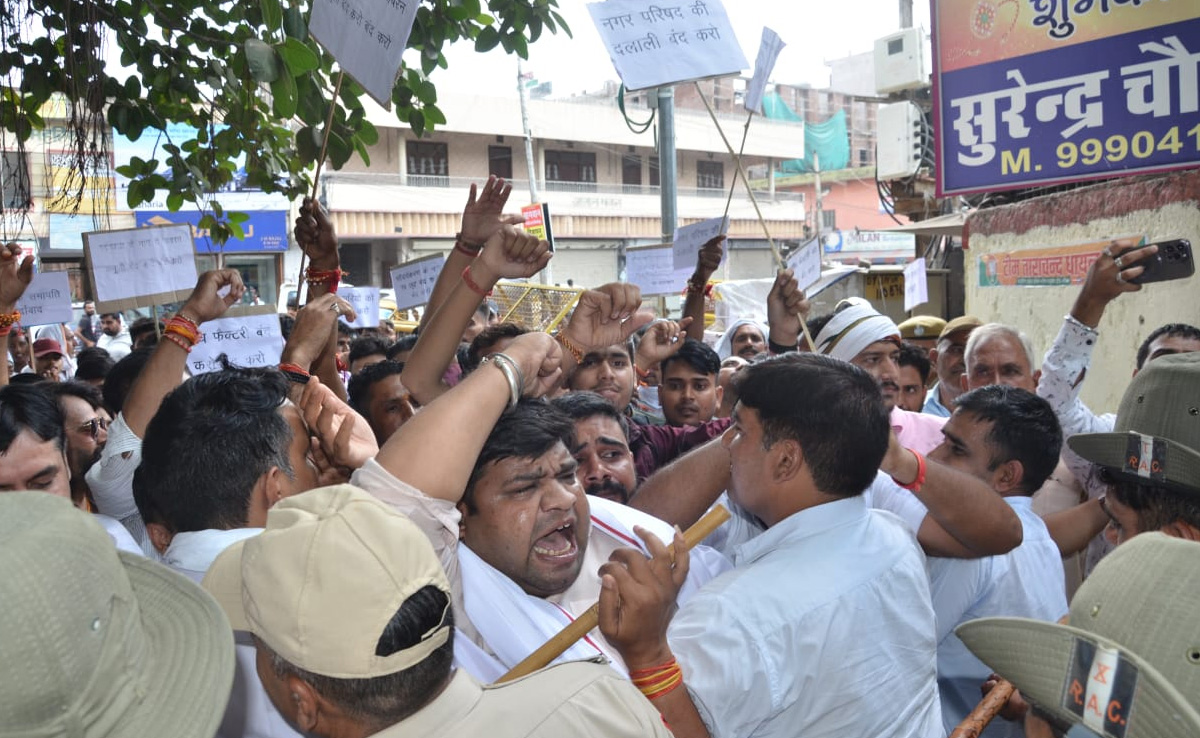 सीकर में विधायक और सभापति के खिलाफ लोगों में गुस्सा, कलेक्ट्रेट के पास उग्र प्रदर्शन, जानें कारण