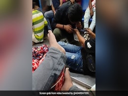 Video Shows Man Consuming Drugs On Mumbai Local, Railway Police Responds Video Shows Man Consuming Drugs On Mumbai Local, Railway Police Responds