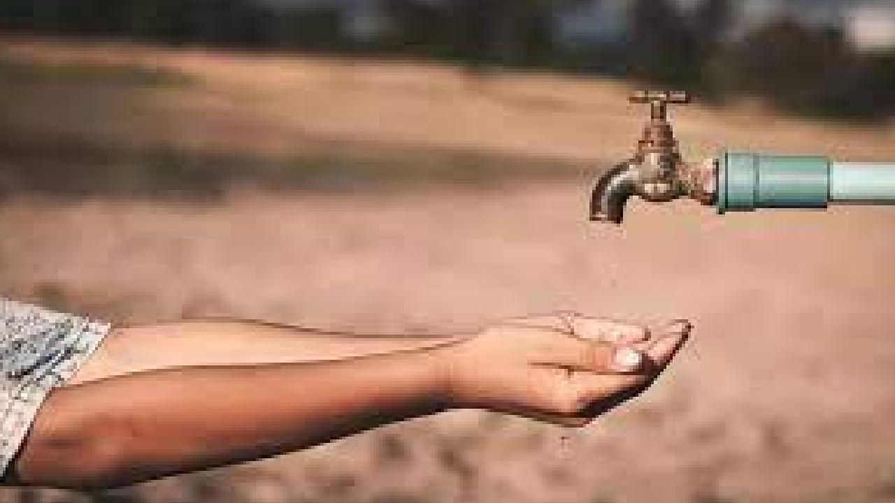 भिलाई में पानी की किल्लत से जूझ रहे हैं लोग, टंकी गिरने से हो रही है परेशानी