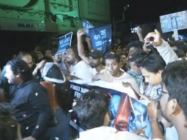 Jawan Day Began At 3AM For SRK Fans In Mumbai