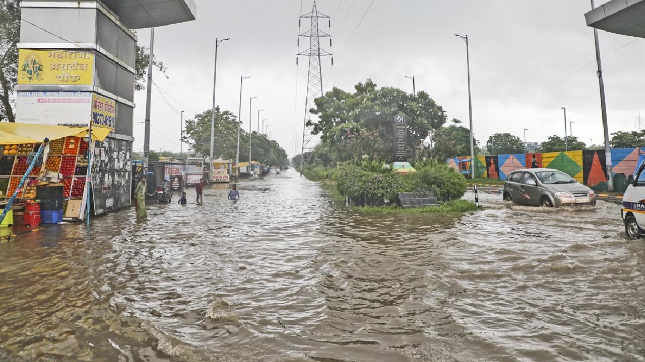 Indore में भारी बारिश से निचले इलाकों में भरा पानी, प्रशासन ने जारी किया हेल्पलाइन नंबर