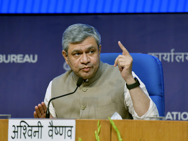 महुआ कैश कांड : अश्विनी वैष्णव ने निशिकांत दुबे के सवालों को बताया "गंभीर"