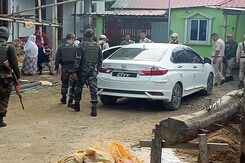 मणिपुर में सुरक्षाबल भी नहीं हैं महफूज, लूटे गए हथियारों को वापस हासिल करना भी बड़ी चुनौती मणिपुर में सुरक्षाबल भी नहीं हैं महफूज, लूटे गए हथियारों को वापस हासिल करना भी बड़ी चुनौती