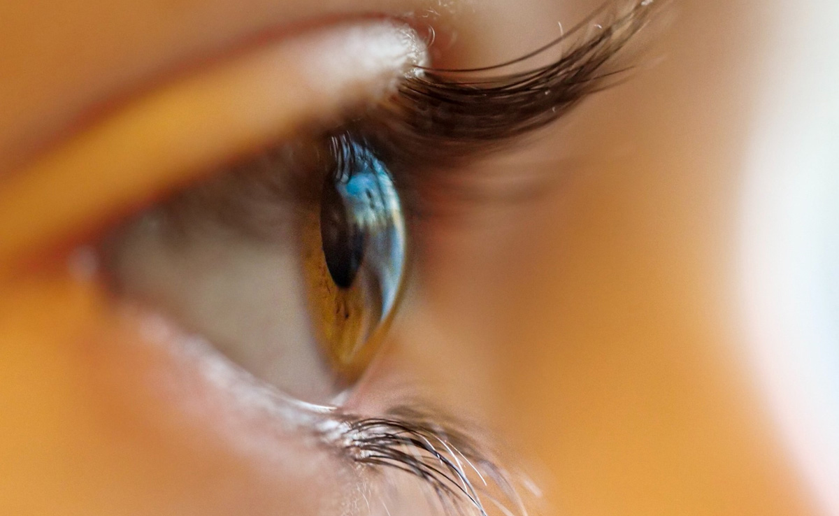 UK Woman Almost Loses Vision After Contact Lenses Cause An Ulcer On Her Eye