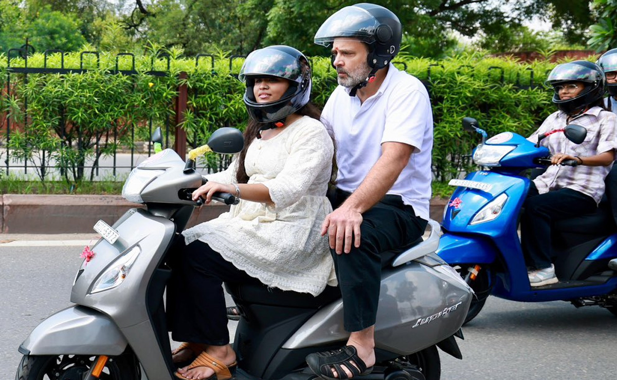 जयपुर की सड़कों पर स्कूटी से घूमते नजर आए राहुल गांधी, सामने आया वीडियो