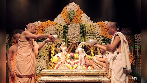 शंख से संवरेगी किस्मत तो चंदन चमकाएगा आपका भाग्य, जानें जन्माष्टमी पूजा के अचूक उपाय 