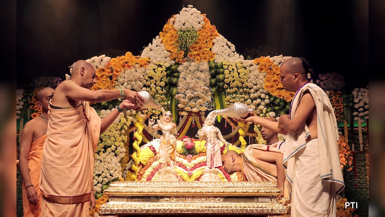 शंख से संवरेगी किस्मत तो चंदन चमकाएगा आपका भाग्य, जानें जन्माष्टमी पूजा के अचूक उपाय 