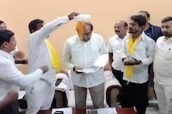 Video: Man Throws <i>Haldi</i> At Maharashtra Minister, Warns Chief Minister Video: Man Throws <i>Haldi</i> At Maharashtra Minister, Warns Chief Minister