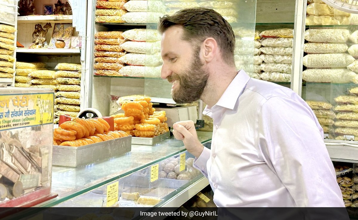 इज़राइली अधिकारी को अच्छी लगी भारतीय मिठाई, लड्डू-जलेबी देख बोले- Mind Blowing!